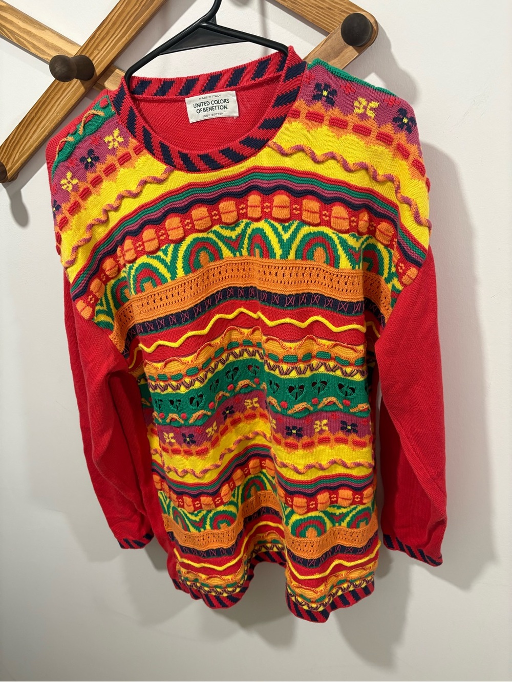 VINTAGE United Colors of Benetton textured knit sweater featuring vibrant colour